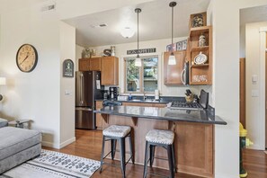 Private kitchen - The Oakway - Close to UO Campus + Autzen + Golf! (Eugene)