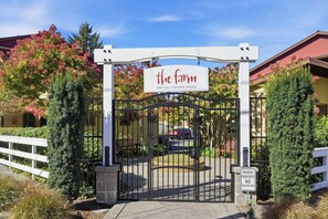 A gated entrance to a property named 'The Farm' on a road. - The Oakway - Close to UO Campus + Autzen + Golf! (Eugene)