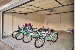 Ride beach cruisers to the pier and Main Street with the kids - Surf City | Rooftop Fire Pit | Walk to Pier (Huntington Beach)