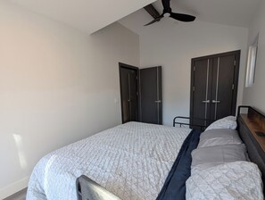 A bedroom with a bed, a ceiling fan, and two wardrobes. - Modern Wine Country Guesthouse - Vaulted Ceilings & Chef’s Kitchen (Sebastopol)