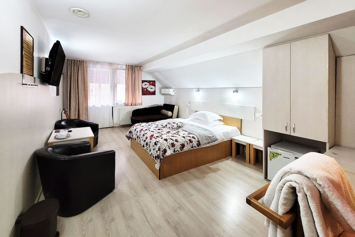 Une chambre moderne avec un lit, une table de chevet et un bureau avec une chaise.