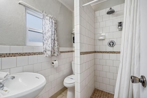Bathroom - Selkirk Motel  (Colville)