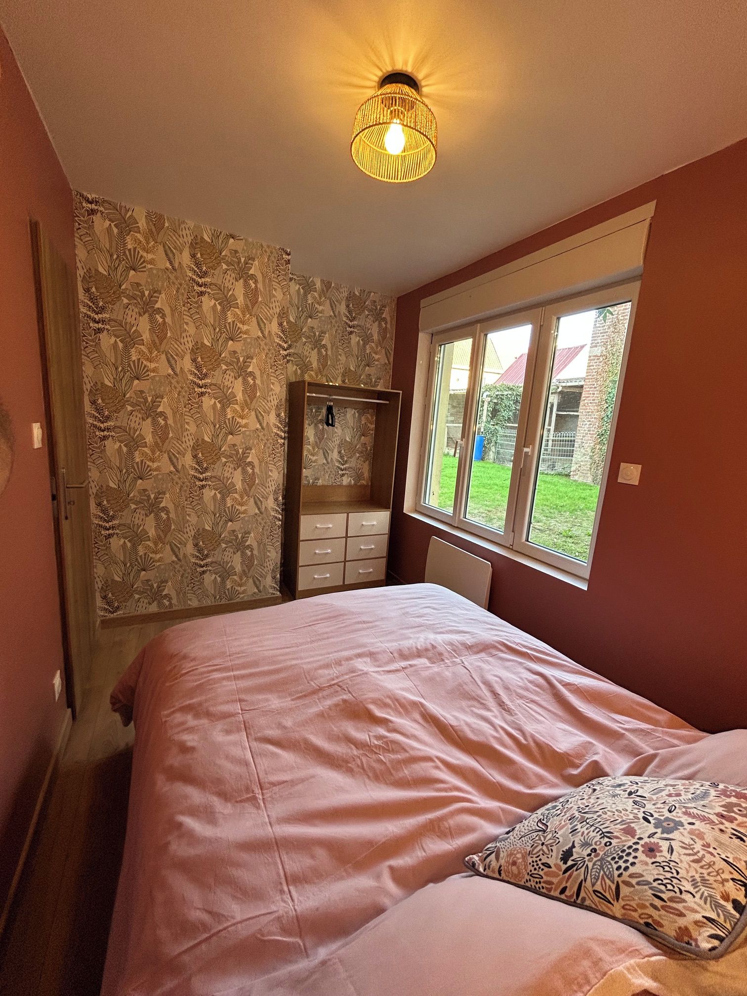 Une chambre à coucher avec un lit, une fenêtre et une porte.