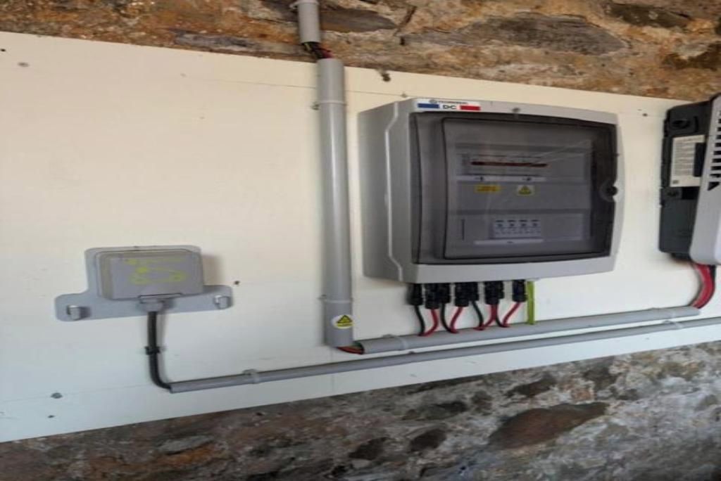 Un cuadro eléctrico con medidor y cableado.