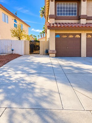 Property grounds - Villa Tempesto Boutique Residence - Private 2BR Suite and Terrace (Henderson)