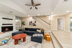 Living area - Spacious 6-bedroom house in peaceful Tucson with AC (Tucson)