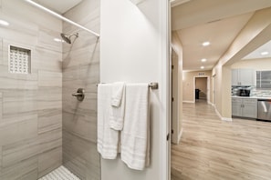 Bathroom - Spacious 6-bedroom house in peaceful Tucson with AC (Tucson)