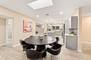 Dining - Spacious 6-bedroom house in peaceful Tucson with AC (Tucson)