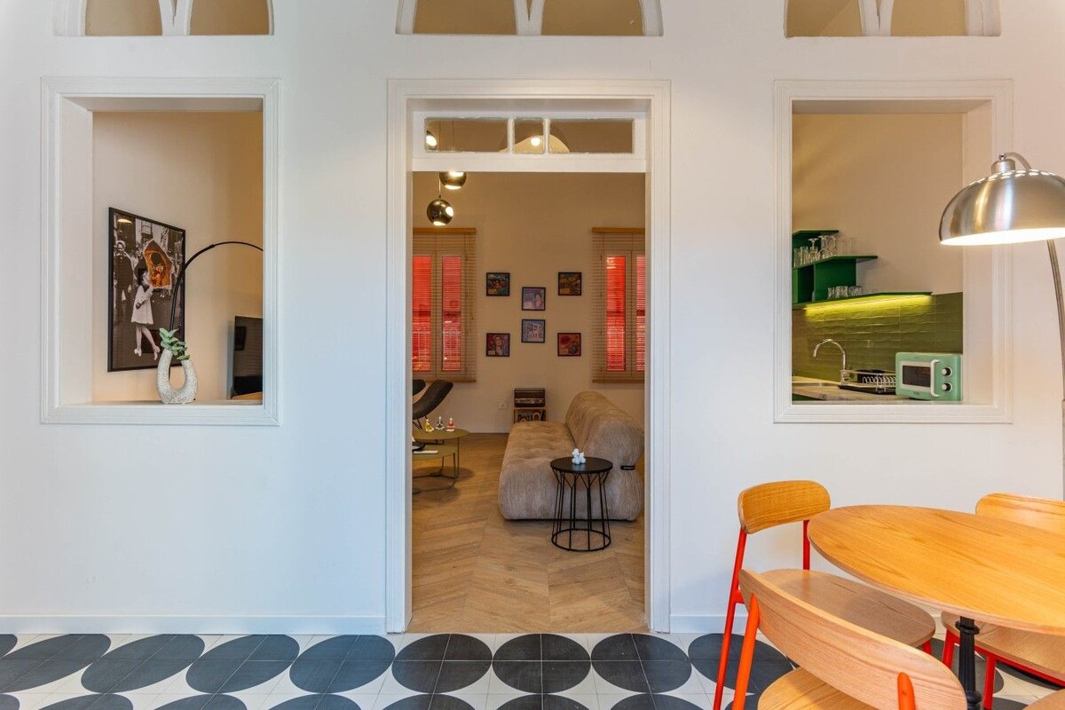 Un interior moderno con comedor, cocina y sala de estar.