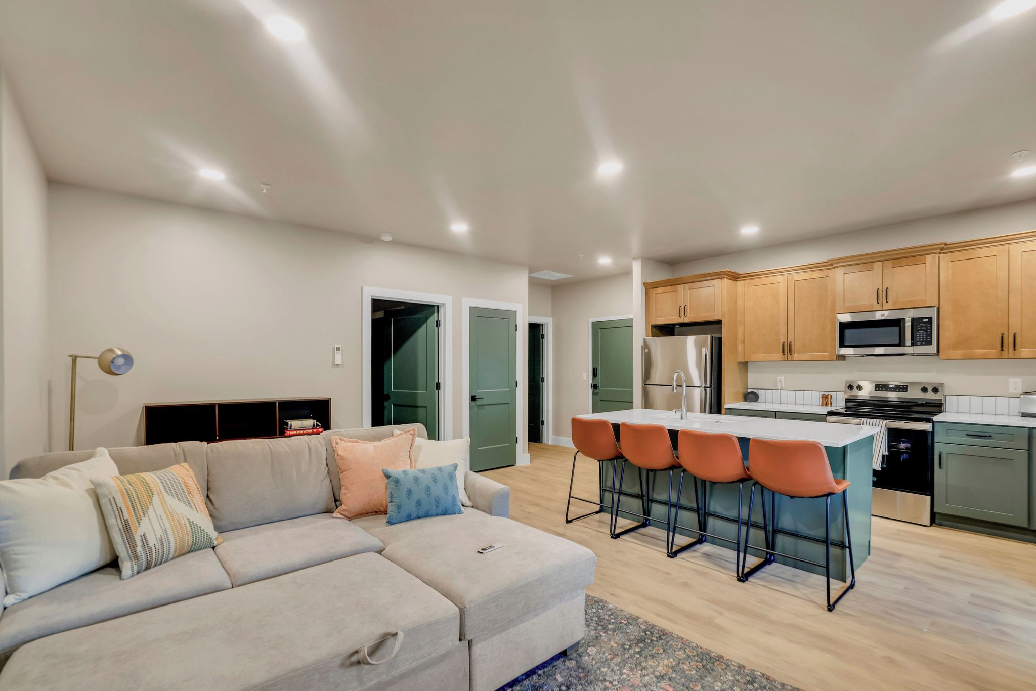 Un appartement moderne comprenant un salon, une cuisine et un coin repas.