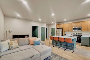 A modern apartment with a living room, a kitchen, and a dining area. - Downtown 1BR Ideal for Traveling Pros (Twin Falls)