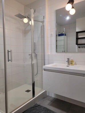 Bathroom - 2-bedroom apartment in peaceful Paris with AC and charm (Paris)