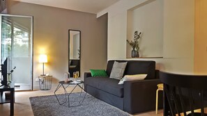 Living area - 2-bedroom apartment in peaceful Paris with AC and charm (Paris)