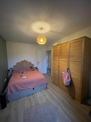 Room - New Listing (Montreuil)