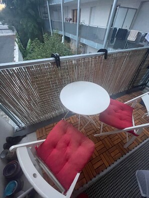 Outdoor dining - New Listing (Montreuil)