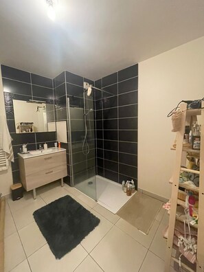 Bathroom - New Listing (Montreuil)