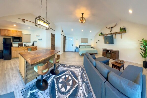 Eine moderne Wohnung mit Küche, Essbereich, Wohnzimmer und Schlafzimmer.