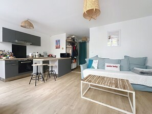 Een modern appartement met een keuken, eethoek en woonkamer.