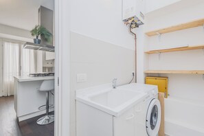 Eine moderne Küche mit Einbauherd, Spüle und Arbeitsplatte.