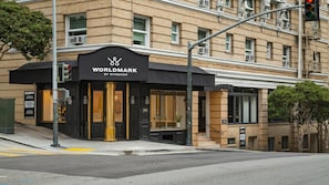 Ein Gebäude mit einer schwarzen Markise und einem Schild, auf dem ‘WORLDMARK BY WYNDHAM’ steht.