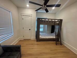 Room - Casita  2-bedroom house with AC in charming Chickasha (Chickasha)