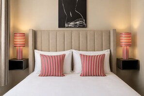 A hotel room with a bed, two bedside lamps, and a wall art piece. - Music-Lover's Flat Vinyl Icons Spitalfields (Greater London)