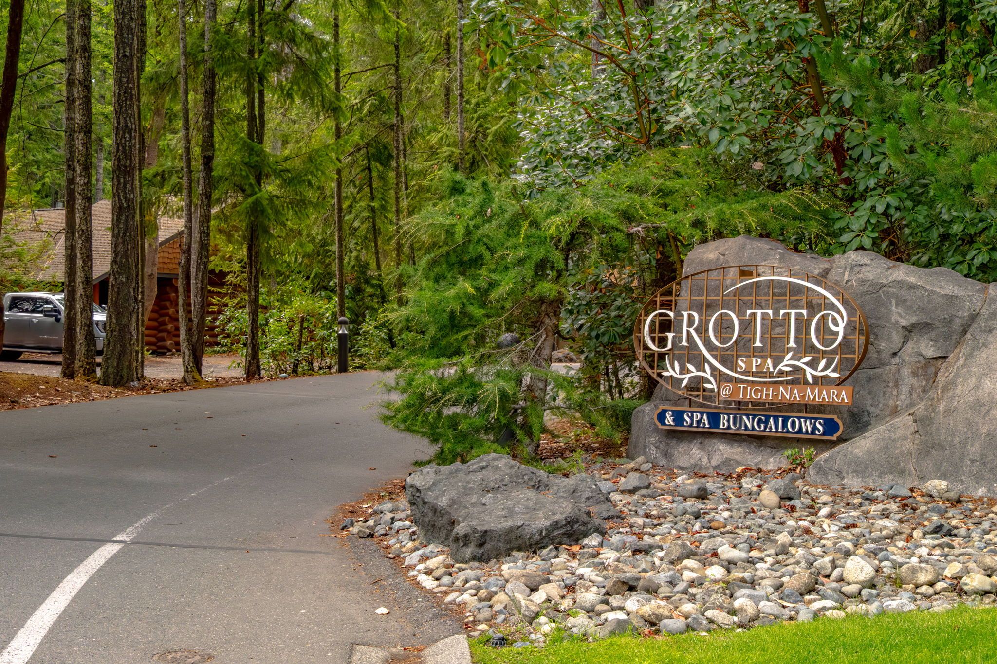 Señalización para Grotto Spa & Bungalows con un entorno natural.