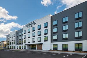 Um edifício moderno de hotel com uma placa na fachada que diz 'STUDIORES BY MARRIOTT'.