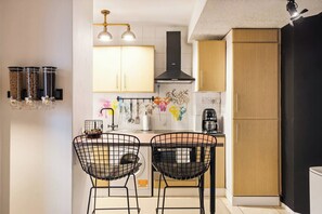 Fully equipped kitchen with designer touches and colourful artwork- everything you need for a comfortable stay - Design-Led Shoreditch Flat | Graffiti • Brick Lane (Greater London)