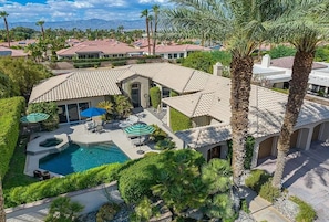 A residential property with a swimming pool, patio furniture, and a landscaped garden. - Soothing 3-bedroom /4bath house less than 1 mile from WTA Finals Indian Wells (Indian Wells)