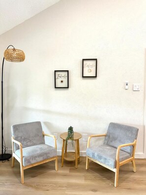A room with two chairs, a small table, and a floor lamp. - The Shenandoah Sanctuary: A Fully Furnished Modern Retreat (Richmond)