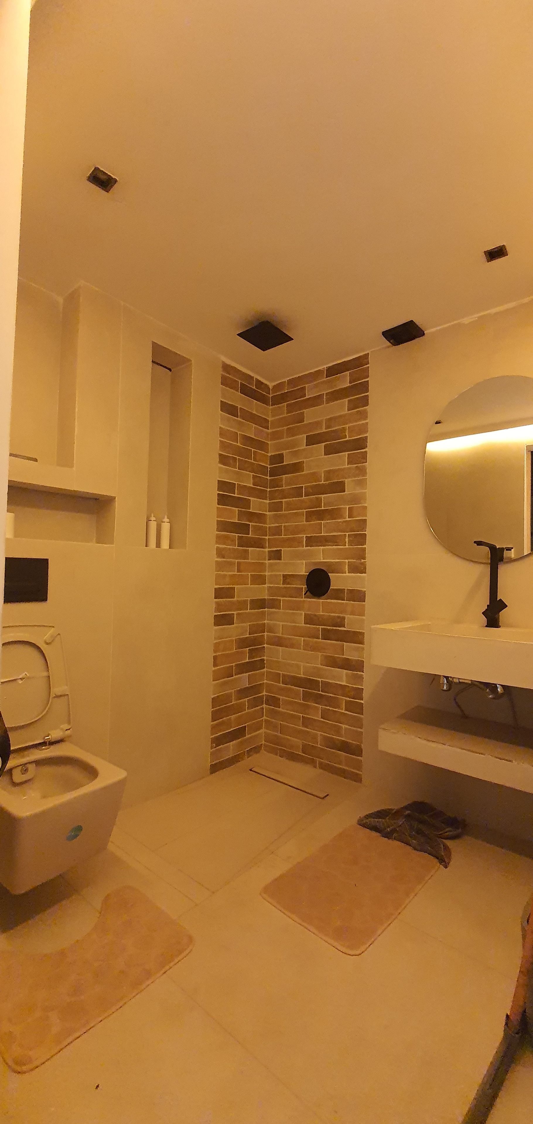 Un bagno con il water, lavandino e zona doccia.