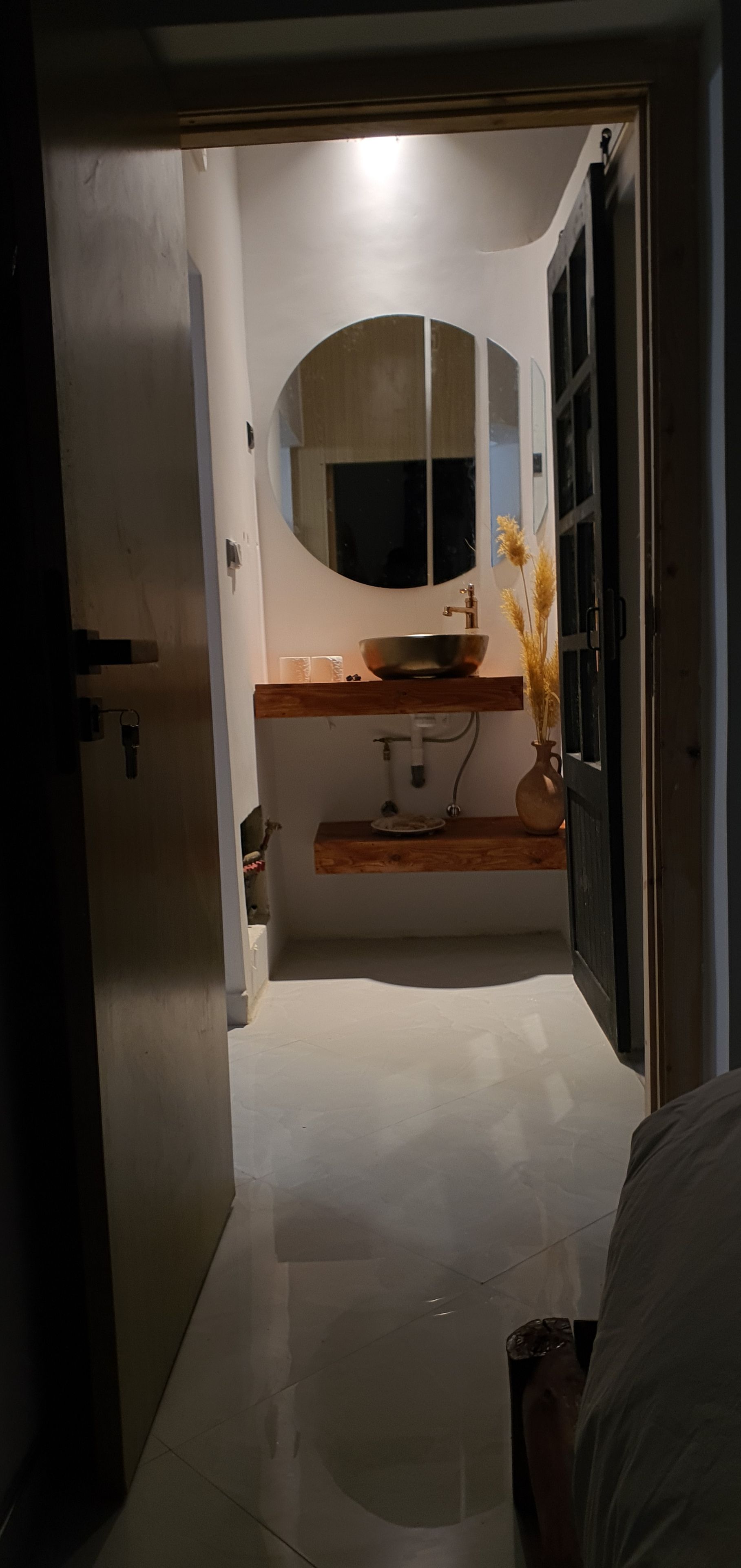 Une salle de bain équipée d’un lavabo, d’un miroir et d’un porte-serviettes.