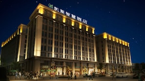 Un grand hôtel à étages, avec une enseigne bien visible au sommet.