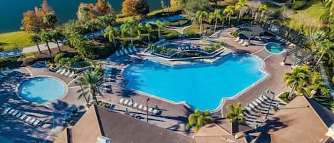 Een resort met een groot centraal zwembad, diverse kleinere zwembaden en verschillende loungeplekken met parasols.