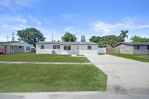 Una vivienda unifamiliar con jardín delantero y entrada para vehículos.