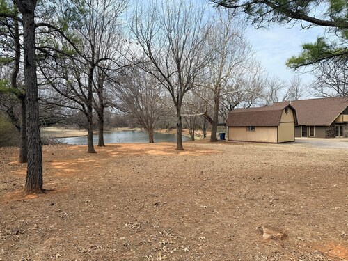 Gorgeous 3-BR A-Frame Cabin in Norman to getaway on 5 acres and 2 Fishing ponds.
