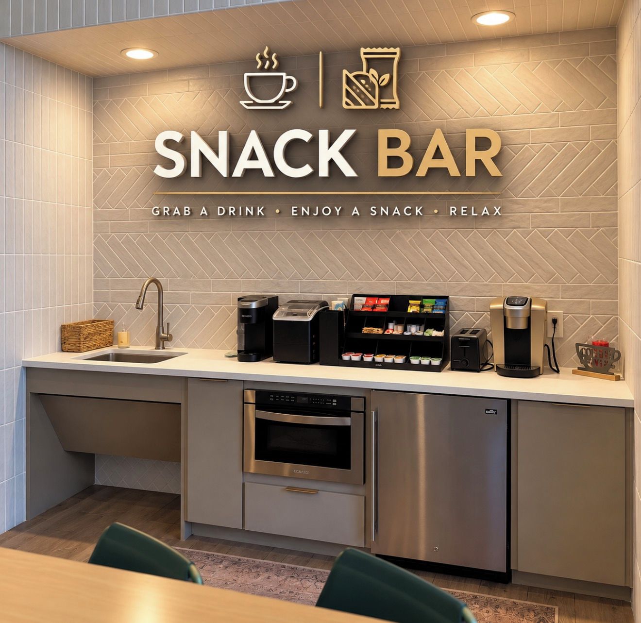 Eine Küchenzeile mit Kaffeemaschine, Toaster und einer Tafel mit Snacks.