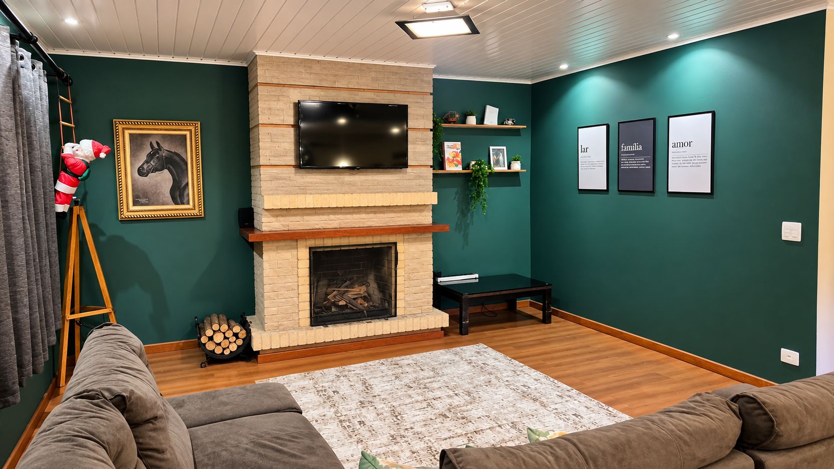 Ein Wohnzimmer mit Kamin, Wand-Fernseher und einer Couch.