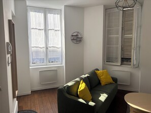 Living area - New Listing (Limoges)