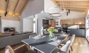Un interior moderno con comedor, cocina y sala de estar.