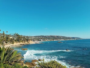 Beach - Spacious studio that sleeps 4, steps from the beach in Laguna Beach (Laguna Beach)