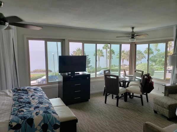 Room - Spacious studio that sleeps 4, steps from the beach in Laguna Beach (Laguna Beach)