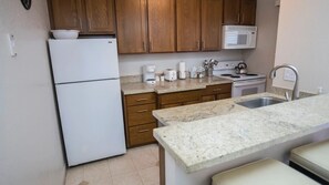 Private kitchen - Spacious studio that sleeps 4, steps from the beach in Laguna Beach (Laguna Beach)