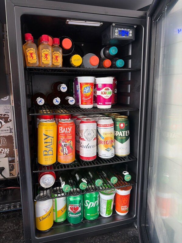 Màquina expenedora de begudes amb diverses opcions, com ara begudes energètiques, refrescos i alcohol.