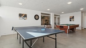 A room with a ping pong table, a pool table, and dartboards on the walls. - VillaVilla 1022 - Ebeltoft, Østjylland (Ebeltoft)
