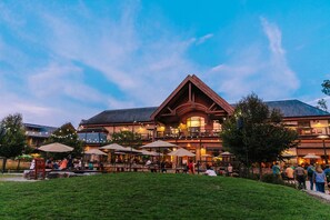 A lodge with outdoor seating and a large patio area. - Woodland Lodge - 20 Acres - Sleeps 10 (Taylors)