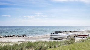 A boat on a trailer on a sandy beach with a calm sea and a clear sky. - VillaVilla 1023 - Hasmark Strand, Fyn og øer (Otterup)