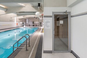 Uma piscina interna com marcações de pistas bem definidas, uma pista designada para 'LAP LANE' e um aviso de 'NÃO MERGULHAR'.