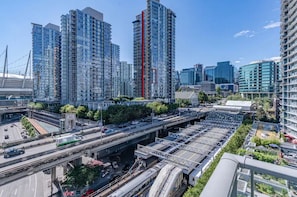Property grounds - Downtown Vancouver 1BR + Den -  Parking - 90+ Days (Vancouver)